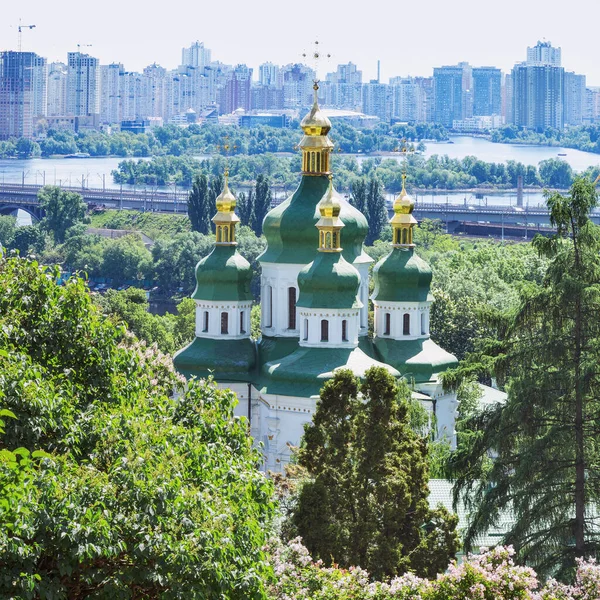 春天的Vydubychi修道院景观 成立于1070年至1077年之间 从乌克兰基辅市植物园的观点 — 图库照片