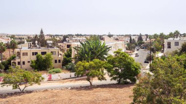 Kıbrıs 'taki Paphos kentinin manzarası. Paphos, adanın antik tarih ve kültürünün merkezi olarak bilinir. Festivaller ve diğer yıllık etkinlikler için çok popüler bir merkezdir..