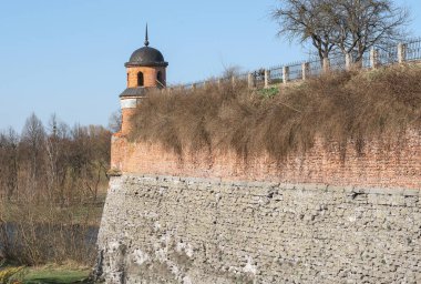 Gözetleme kulesi ve Dubno, Rivne region, Ukrayna eski kale hendeğe.