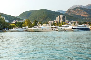 Budva, Karadağ - 22 Ağustos 2017: Dağlara ve kıyılara bakan yat ve teknelerin rıhtımı.