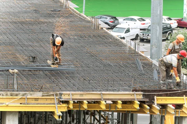 Kyjev Ukrajina Června 2018 Zaměstnanec Pracuje Staveništi Provedené Pracovní Elektrické — Stock fotografie