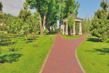 Parktaki çardak.
