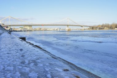 Görünümü Dnieper Nehri ve bir yaya köprüsü