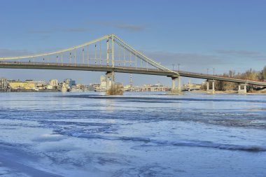 Görünümü Dnieper Nehri ve bir yaya köprüsü