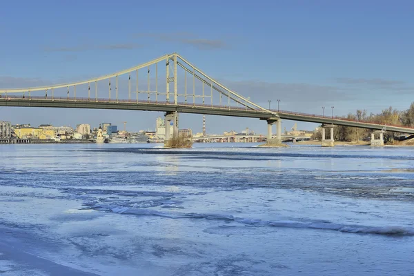 Görünümü Dnieper Nehri ve bir yaya köprüsü