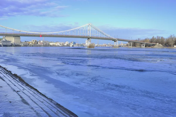 Görünümü Dnieper Nehri ve bir yaya köprüsü — Stok fotoğraf