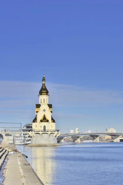 Kerk op de rivier de Dnjepr — Stockfoto