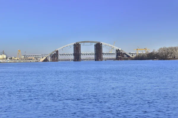 Syn på bron under uppbyggnad över Dnjepr — Stockfoto