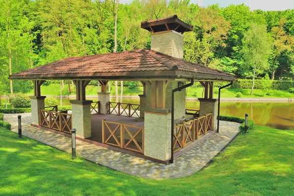 Vista del gazebo sul lago — Foto Stock