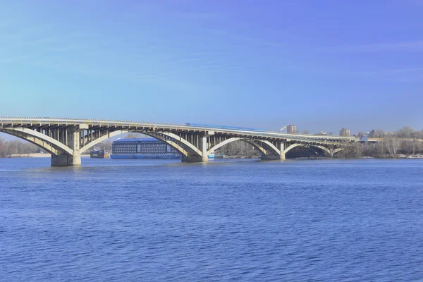 Widok na most metra po drugiej stronie rzeki Dniepr — Zdjęcie stockowe