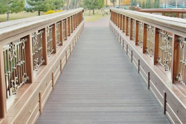 Göl üzerinde güzel köprü görünümü