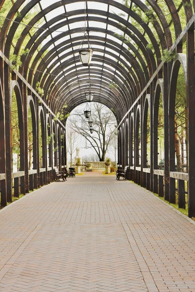 A fragment of a landscape park. Beautiful pergola. — Stock Photo, Image