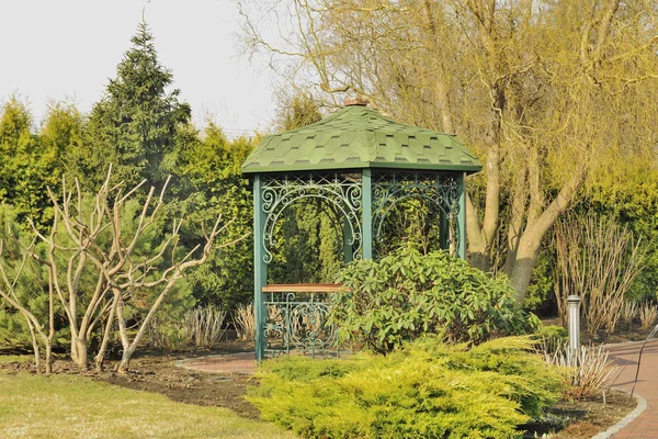 Beau gazebo dans un parc paysager — Photo