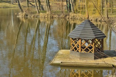 House göl kenarında kuşlar için