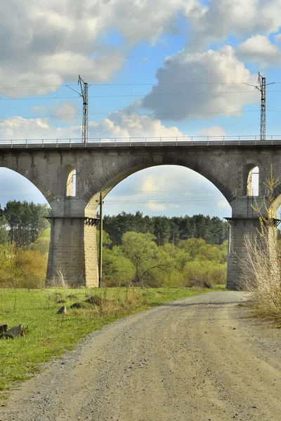 Järnvägsbro över floden — Stockfoto