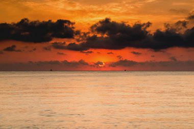 Denizde şafak vakti.