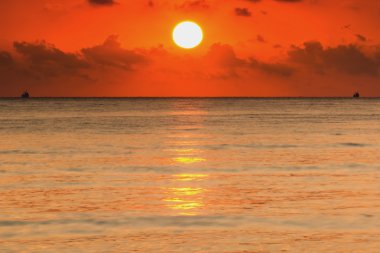 Denizde şafak vakti.