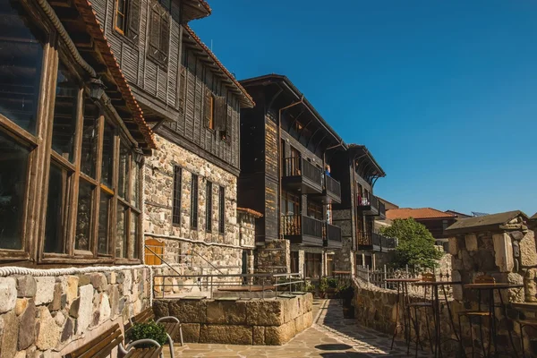 Detalhe da fachada de edifícios na cidade de Sozopol . — Fotografia de Stock