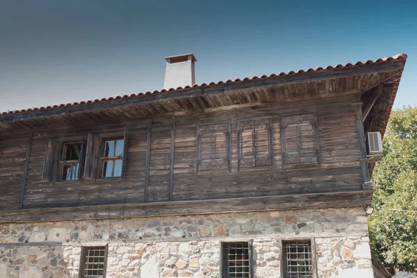 Detalhe da fachada de edifícios na cidade de Sozopol . — Fotografia de Stock