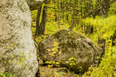 dağlarda büyük kayalar.