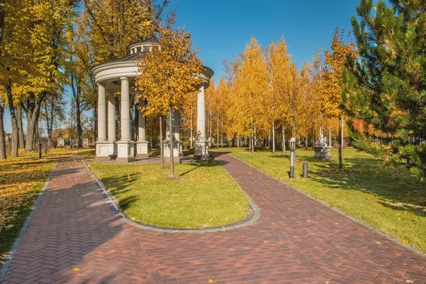 Schöne Gasse im Herbstpark. — Stockfoto