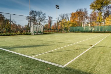 Tenis Kortu sonbahar parkta.