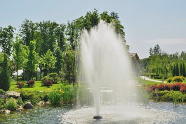 Bahar Parkı gölde Çeşme.
