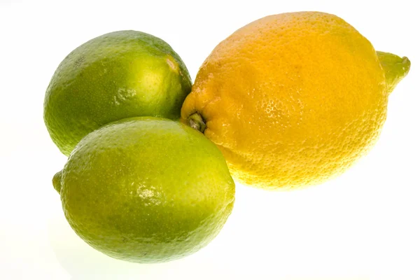 석 회와 흰색 바탕에 레몬의 과일. — 스톡 사진