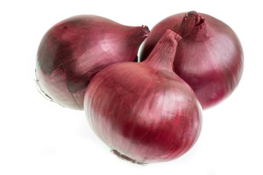 Beyaz arkaplanda soğanlar.