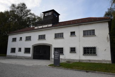 Arbeit macht frei - Dachau 'daki Nazi toplama kampının giriş kapısı