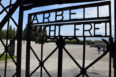 Arbeit macht frei - Dachau 'daki Nazi toplama kampının giriş kapısı