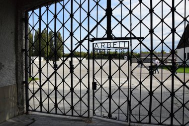 Arbeit macht frei - Dachau 'daki Nazi toplama kampının giriş kapısı