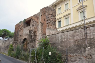 Roma Caddelerindeki Tarihi Binalar