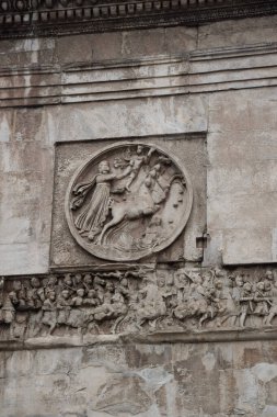 Roma, İtalya 'da Colosseum ve Forum Romanum yakınlarındaki Konstantin Kemeri