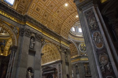 İtalya, Roma 'daki Aziz Peter Bazilikası' nın içinde.