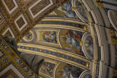 İtalya, Roma 'daki Aziz Peter Bazilikası' nın içinde.