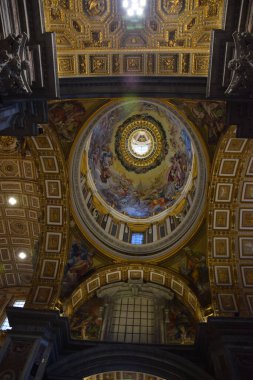 İtalya, Roma 'daki Aziz Peter Bazilikası' nın içinde.