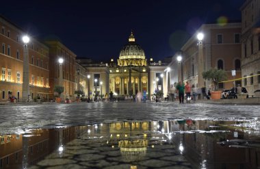 St. Peter Bazilikası, geceleyin İtalya 'nın Roma şehrinde Aziz Peter Meydanı' nda        