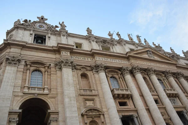 意大利罗马市圣彼得广场上的圣彼得大教堂 — 图库照片
