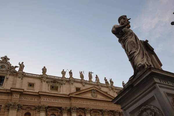 Pietarinkirkko Pyhän Pietarin Aukiolla Rooman Kaupungissa Italiassa — kuvapankkivalokuva