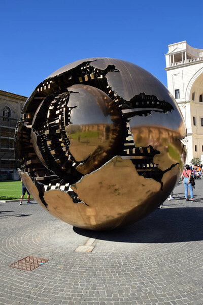 Сосновый конус - Пинья - Во дворе Ватикана, Рим