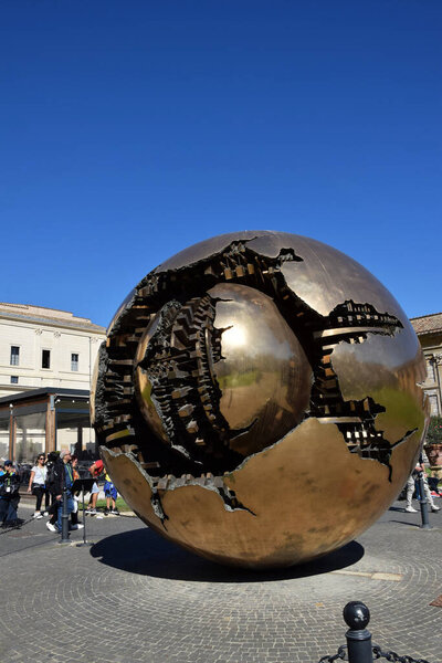 Сосновый конус - Пинья - Во дворе Ватикана, Рим