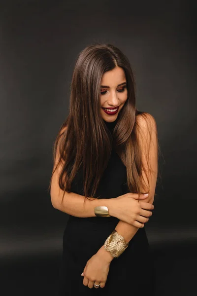 Selbstbewusstes Mädchen Lacht Über Dunklen Hintergrund Studioaufnahme Einer Eleganten Europäerin — Stockfoto