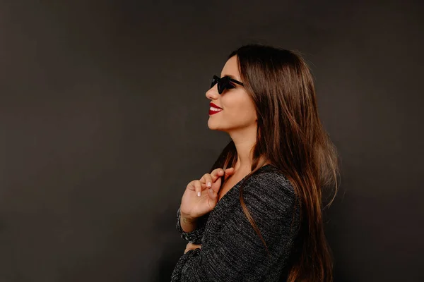 Портрет Профілі Стильної Молодої Жінки Чорними Окулярами Червоними Губами Посміхаються — стокове фото