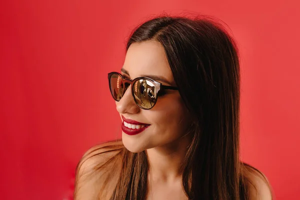 Tutup Potret Wanita Cantik Tersenyum Dengan Bibir Merah Dan Kacamata — Stok Foto