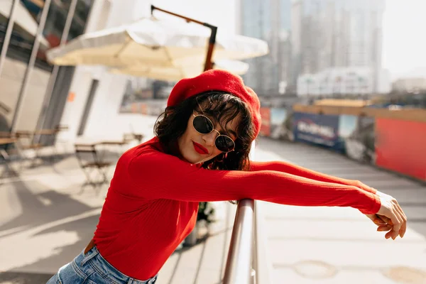 Foto Chica Moda Con Hermoso Cabello Castaño Sonriendo Cámara Retrato — Foto de Stock