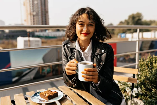 Señora Morena Buen Humor Sentada Una Pausa Para Tomar Café — Foto de Stock