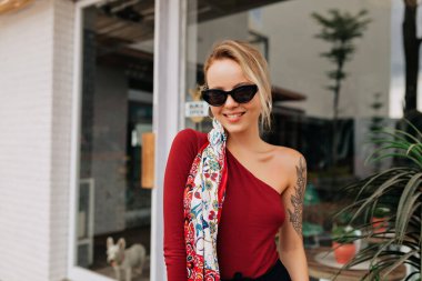 Bulanık şehir arka planında poz veren çok güzel bir kadın. Kameraya bakan güzel model kızın portresi. Yüksek kalite fotoğraf