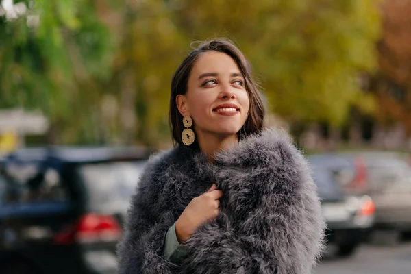 Retrato Livre Mulher Bonita Elegante Com Ganhos Dourados Andando Rua — Fotografia de Stock