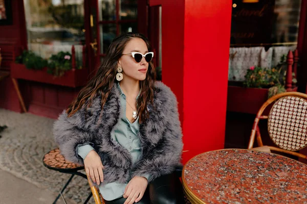 여성이 식당에 친구를 기다리면서 코트를 있습니다 고품질 — 스톡 사진